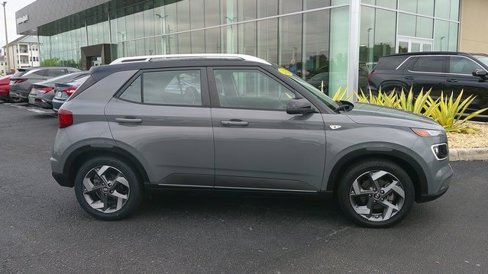 Certified 2022 Hyundai Venue Limited w/ Cargo Package image 20