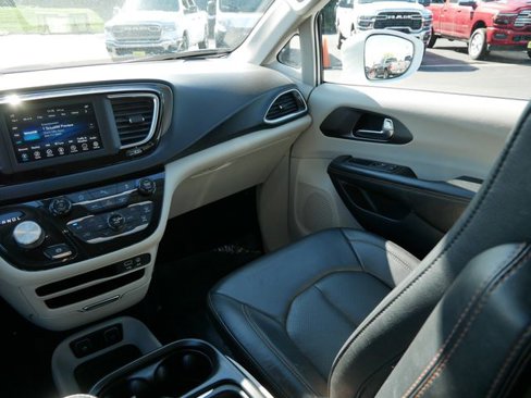 Used 2020 Chrysler Pacifica Touring-L image 16