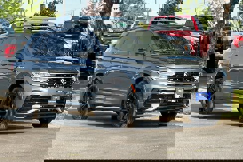 Used 2024 Volkswagen Tiguan SE R-Line image 9