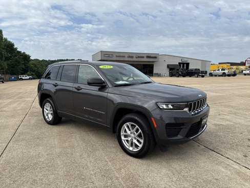 Used 2023 Jeep Grand Cherokee Laredo image 9
