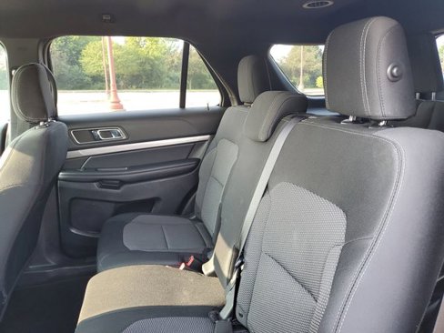 Used 2018 Ford Explorer XLT image 30