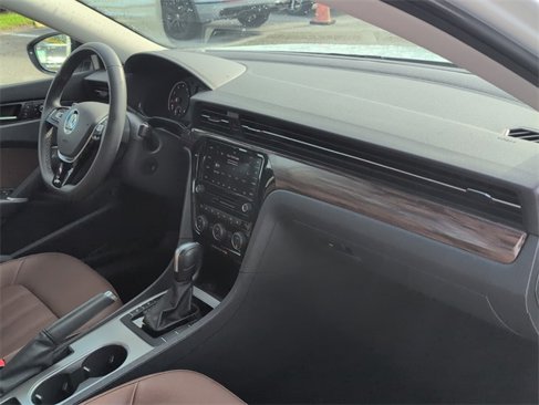 Certified 2022 Volkswagen Passat 2.0T image 16