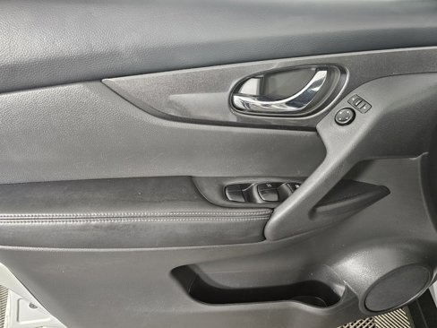 Used 2018 Nissan Rogue SV image 36