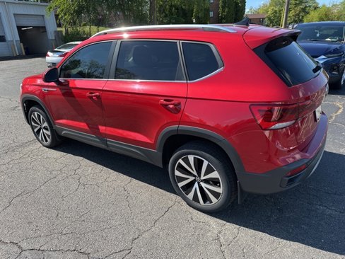 Used 2022 Volkswagen Taos SE w/ Panoramic Sunroof Package image 3