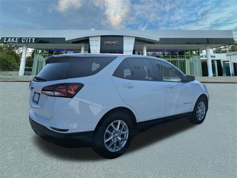 Used 2022 Chevrolet Equinox LS w/ Driver Confidence II Package image 3