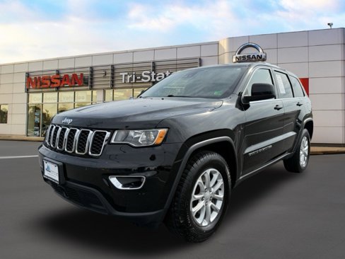 Used 2021 Jeep Grand Cherokee Laredo image 2