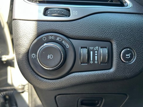 Used 2021 Jeep Cherokee Limited image 16