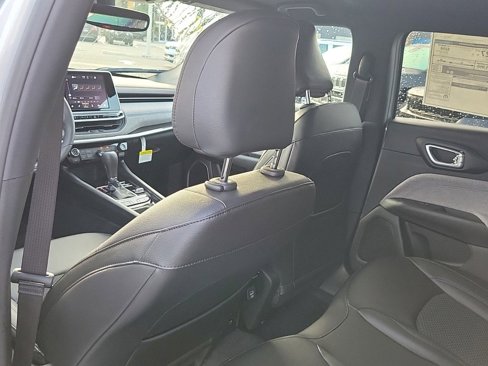 New 2025 Jeep Compass Latitude image 8