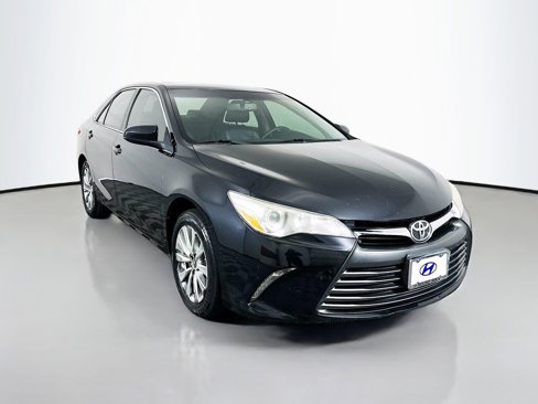 Used 2017 Toyota Camry XLE image 3