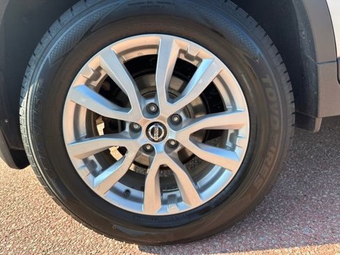 Used 2017 Nissan Rogue SV w/ SV Premium Package image 31