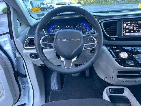 Used 2022 Chrysler Voyager LX image 15