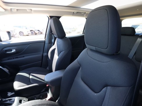 New 2023 Jeep Renegade Latitude w/ Sun & Fun Group image 15