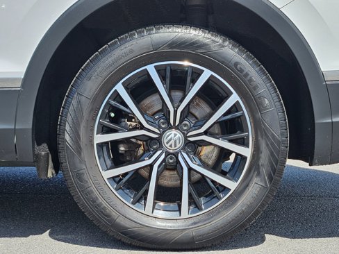 Used 2021 Volkswagen Tiguan SE w/ Panoramic Sunroof Package image 29