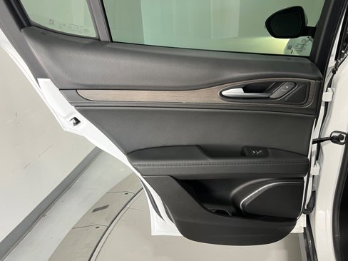 Used 2022 Alfa Romeo Stelvio Ti image 49