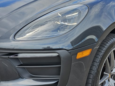 Certified 2025 Porsche Macan image 13