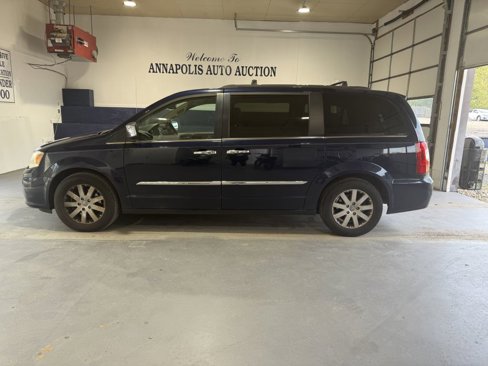 Used 2013 Chrysler Town & Country Touring image 1
