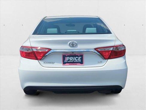 Used 2016 Toyota Camry LE image 6