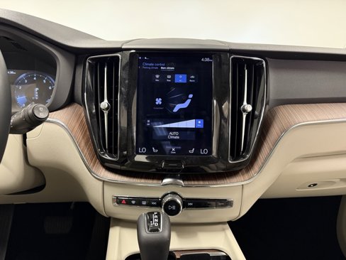 Used 2021 Volvo XC60 T5 Momentum w/ Protection Package image 15