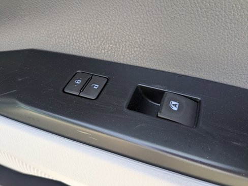 Used 2020 Toyota Camry SE w/ Cold Weather Package image 33