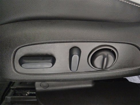 Used 2024 GMC Terrain SLT image 13