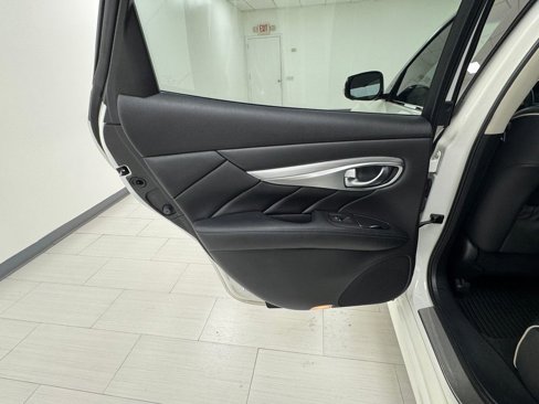 Used 2019 INFINITI Q70 Luxe image 11