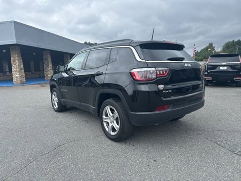 Used 2023 Jeep Compass Latitude image 3