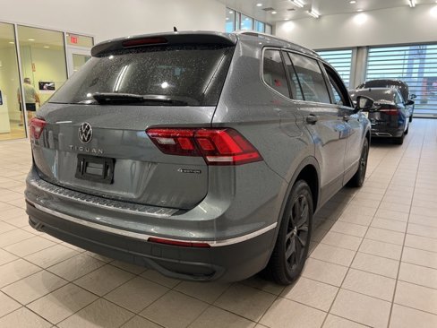 Used 2023 Volkswagen Tiguan SE w/ Panoramic Sunroof Package image 8