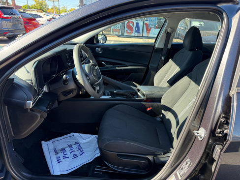 Used 2022 Hyundai Elantra SE image 10