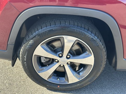 Used 2019 Jeep Cherokee Limited image 14