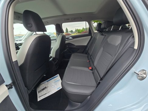 New 2025 Volkswagen Taos SE image 18