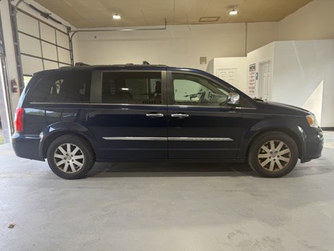 Used 2013 Chrysler Town & Country Touring image 2