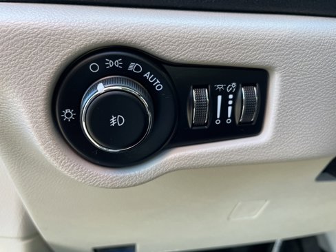 Used 2021 Chrysler Pacifica Touring w/ Cold Weather Group image 17