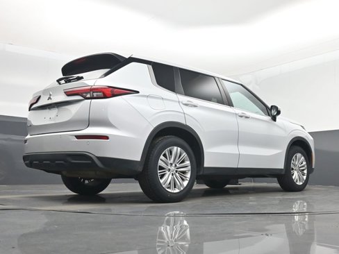 Used 2022 Mitsubishi Outlander ES image 37