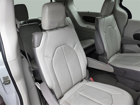 Used 2018 Chrysler Pacifica Touring-L image 31