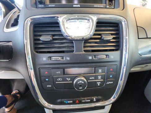 Used 2014 Chrysler Town & Country Touring image 33