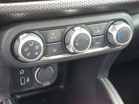 Used 2019 Nissan Kicks S image 12