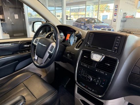 Used 2016 Chrysler Town & Country Touring image 22
