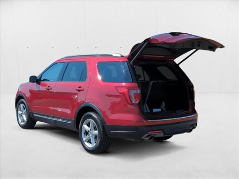 Used 2018 Ford Explorer XLT w/ Equipment Group 201A image 9