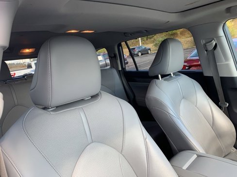 Used 2021 Toyota Highlander Limited image 20