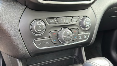 Used 2021 Jeep Cherokee Limited image 20