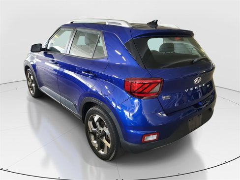 Used 2022 Hyundai Venue Limited image 4