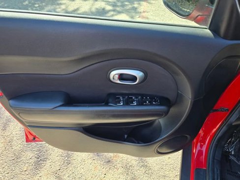 Used 2018 Kia Soul + image 9