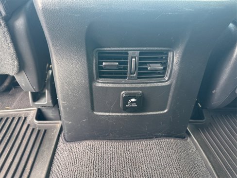 Used 2016 Nissan Titan SV image 16
