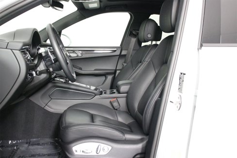 Certified 2025 Porsche Macan image 5
