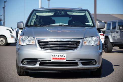 Used 2015 Chrysler Town & Country Touring image 8
