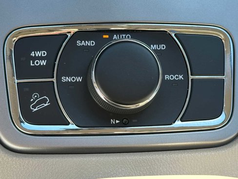 Used 2020 Jeep Grand Cherokee Limited w/ Luxury Group II image 31