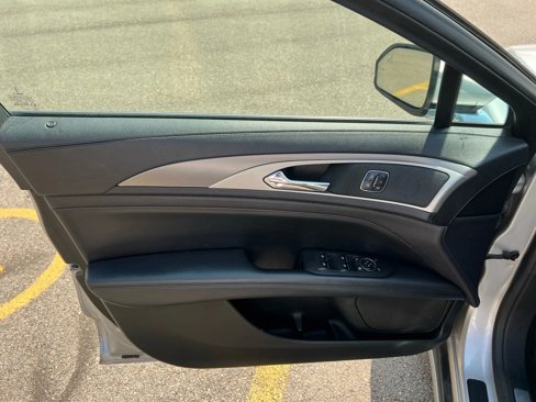 Used 2017 Lincoln MKZ Reserve image 18