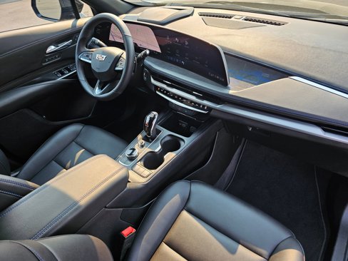 Used 2025 Cadillac XT4 Sport w/ Technology Package image 15