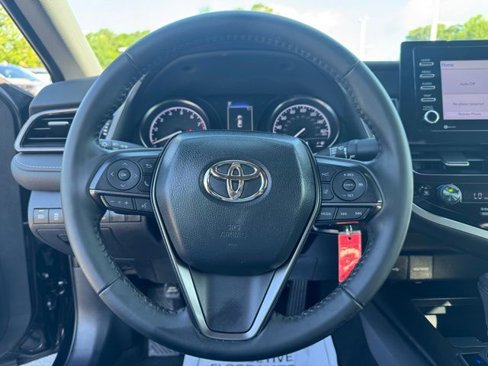 Used 2023 Toyota Camry SE image 9
