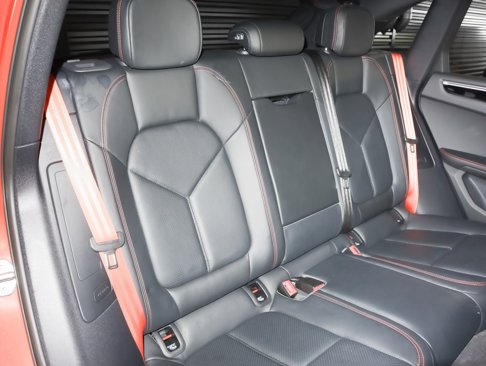 Certified 2024 Porsche Macan image 6